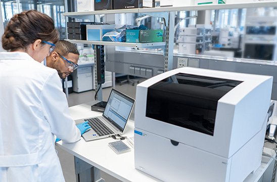 看向电脑的两位科学家的图片