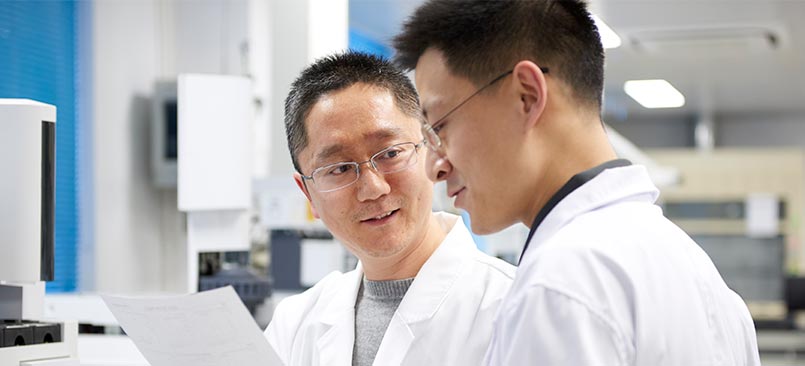 실험실에서 작업 중인 두 명의 과학자