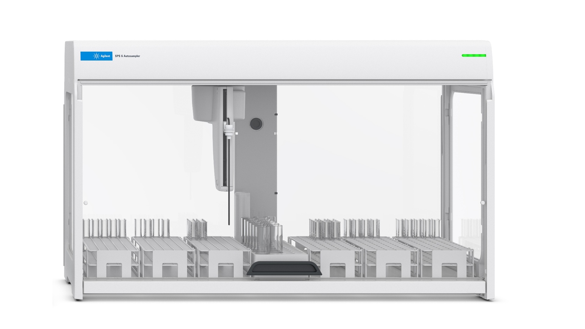一款名为 SPS 6 的流线型纯白色实验室自动进样器、一套自动化液体处理器，配有透明前面板。其内部整齐排列着样品架与试管，尽显精密设计。