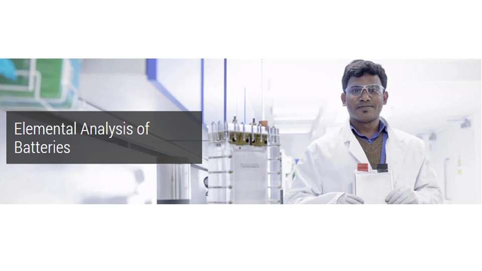 明亮的实验室中，身着实验服、戴着安全眼镜的科学家手持电池。文字为“Elemental Analysis of Batteries”（电池元素分析）。整体呈现专业且严谨的基调。