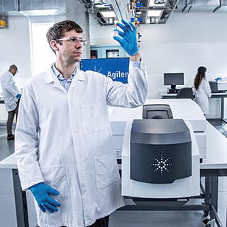 Cary 7000 全能型分光光度计 (UMS)