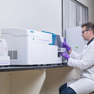 NovoCyte Advanteon 流式细胞仪系统，配备 1 至 3 个激光器