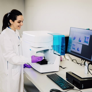 NovoCyte Quanteon 流式细胞仪系统配备 4 激光