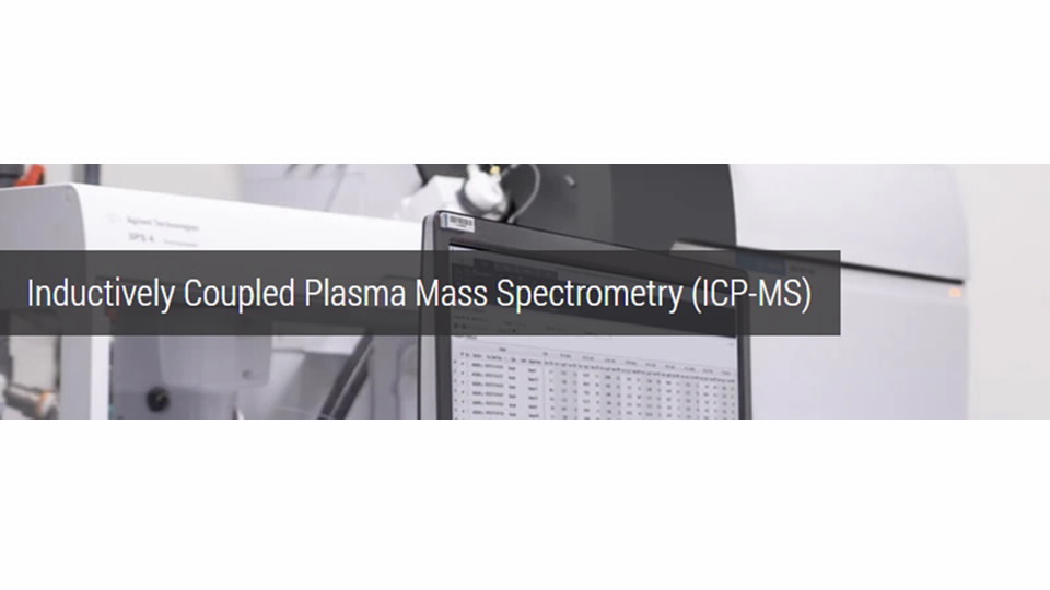 电感耦合等离子体质谱 (ICP-MS) 文字叠加在实验室设备图片上，该设备的显示器显示了数据和仪器状态。